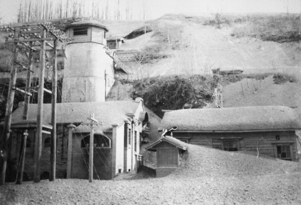 Pumice from the 1929 eruption of Komagatake covers streets and buildings in the town of Shikabe. Photo courtesy of the Komaga-take Disaster Prevention Council, 1929.