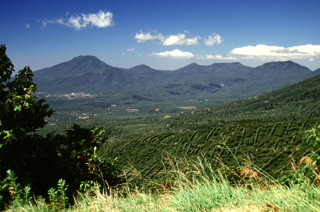 Cerro de Apaneca is to the left above the city of Juayua. To its right is Cerro la Cumbre and the Cerro las Ninfas-Laguna Verde complex. Construction of the latter post-dated major Pleistocene explosive eruptions that resulted in formation of the Pleistocene Concepción de Ataco caldera. Photo by Lee Siebert, 2002 (Smithsonian Institution).