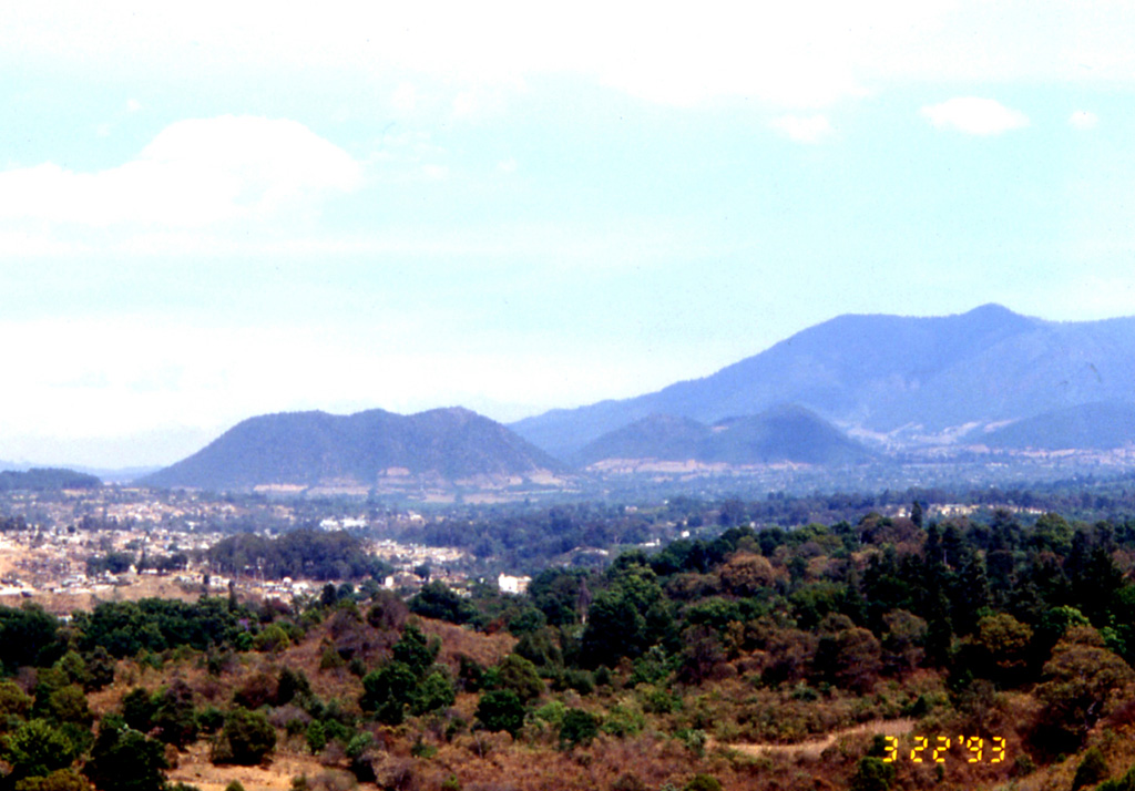 The central area of Las Tres Chicas caldera contains resurgent lava domes (right), pyroclastic deposits, and small lava domes, as high as 300 m. The caldera and domes are part of the Zitácuaro-Valle de Bravo volcanic field. Photo by Lucia Capra, 1993 (courtesy of José Macías, Universidad Nacional Autónoma de México).