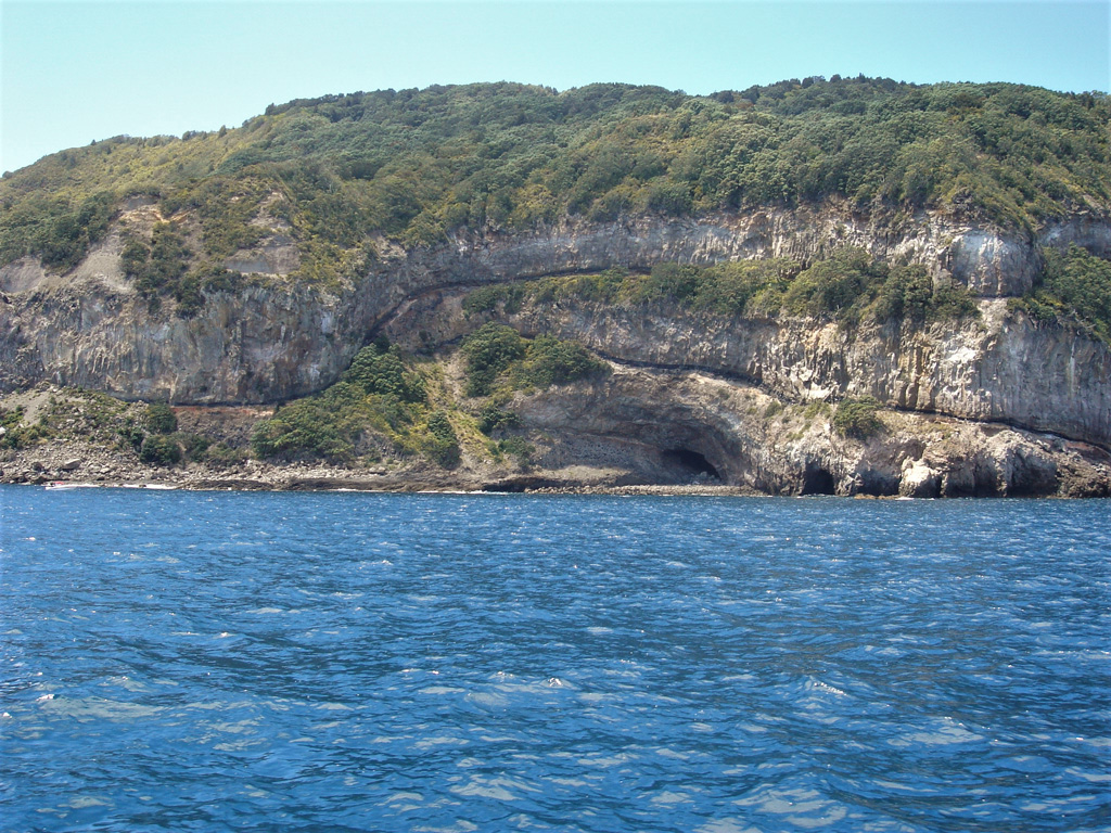 The eroded flank of Mayor Island (Tuhua) shows a sequence of overlapping columnar-jointed lava flows with black obsidian lavas between them. Photo by Janine Krippner, 2007.